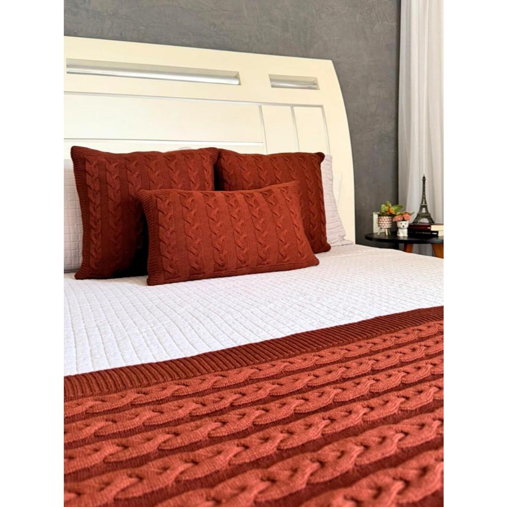 Kit Peseira + 2 Capas Almofadas Quadradas + 1Capa Baguete Trança Cama Decoração Quarto Tricot