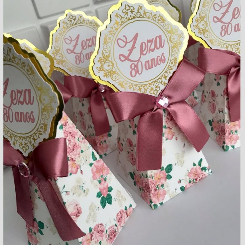 Lembrancinha adulto floral 80 anos - Caixa pirâmide - personalizados - floral - aniversário - lembrancinhas adulto