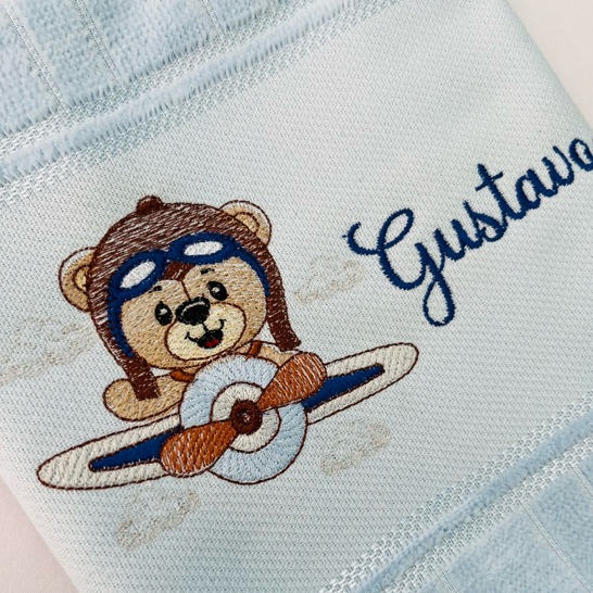 Toalha Bordada Personalizada com Nome Ursinho Aviador em Oferta na Shopee