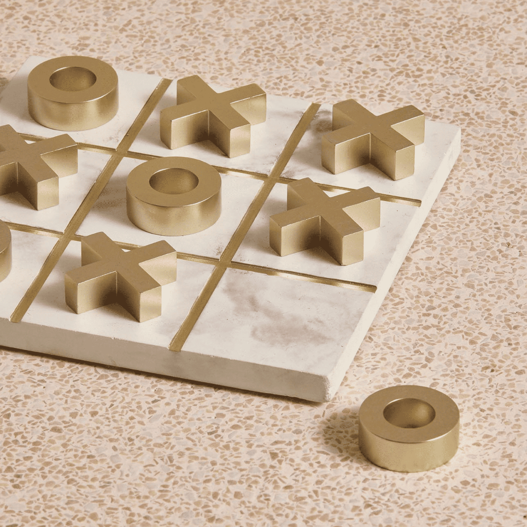 Jogo da Velha Decorativo de Mesa Sala Escritório em Mármore Branco com Peças Douradas Luxo