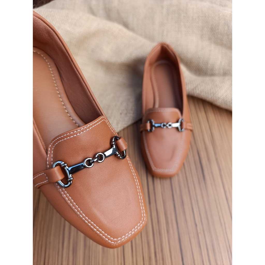 Mocassim Feminino Clássico Caramelo com Fivela – Confortável e Elegante