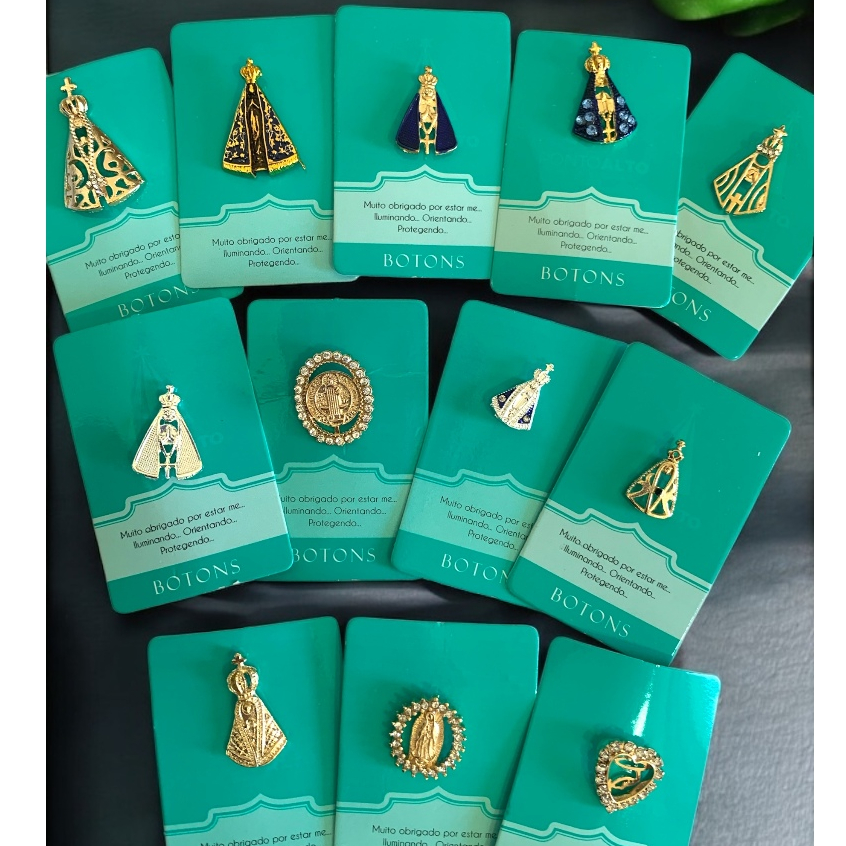 Boton Nossa Senhora de Aparecida São Bento e Nossa Senhora de Guadalupe Dourado com Pedras Diversos Modelos