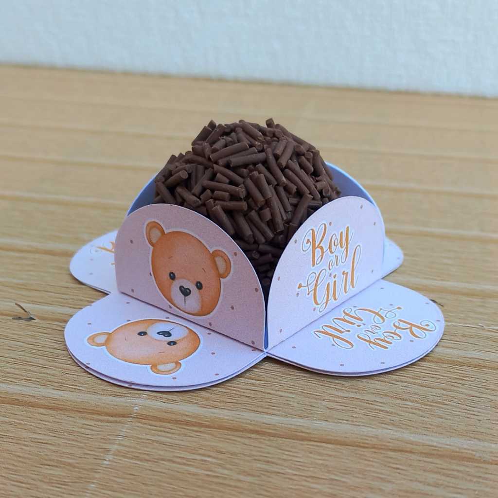 Forminha de Doce Brigadeiro Personalizada Ursinho Chá Revelação - 4 pétalas / Festa de aniversário / Lembrancinha