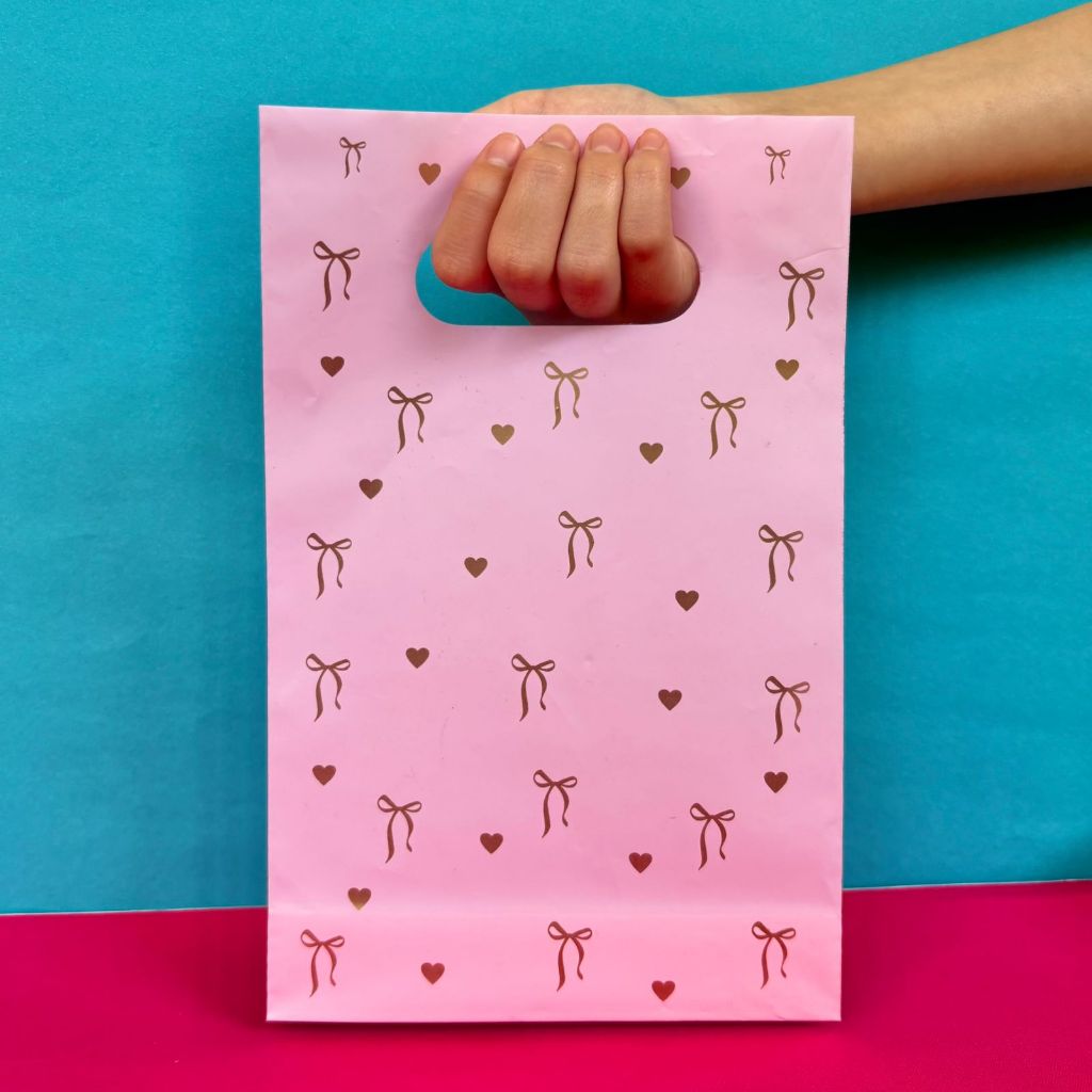 KIT 10 SACOLAS BOCA DE PALHAÇO ESTAMPADA COM LAÇOS E CORAÇÕES PARA ARTESÃS E PRESENTES em Oferta na Shopee