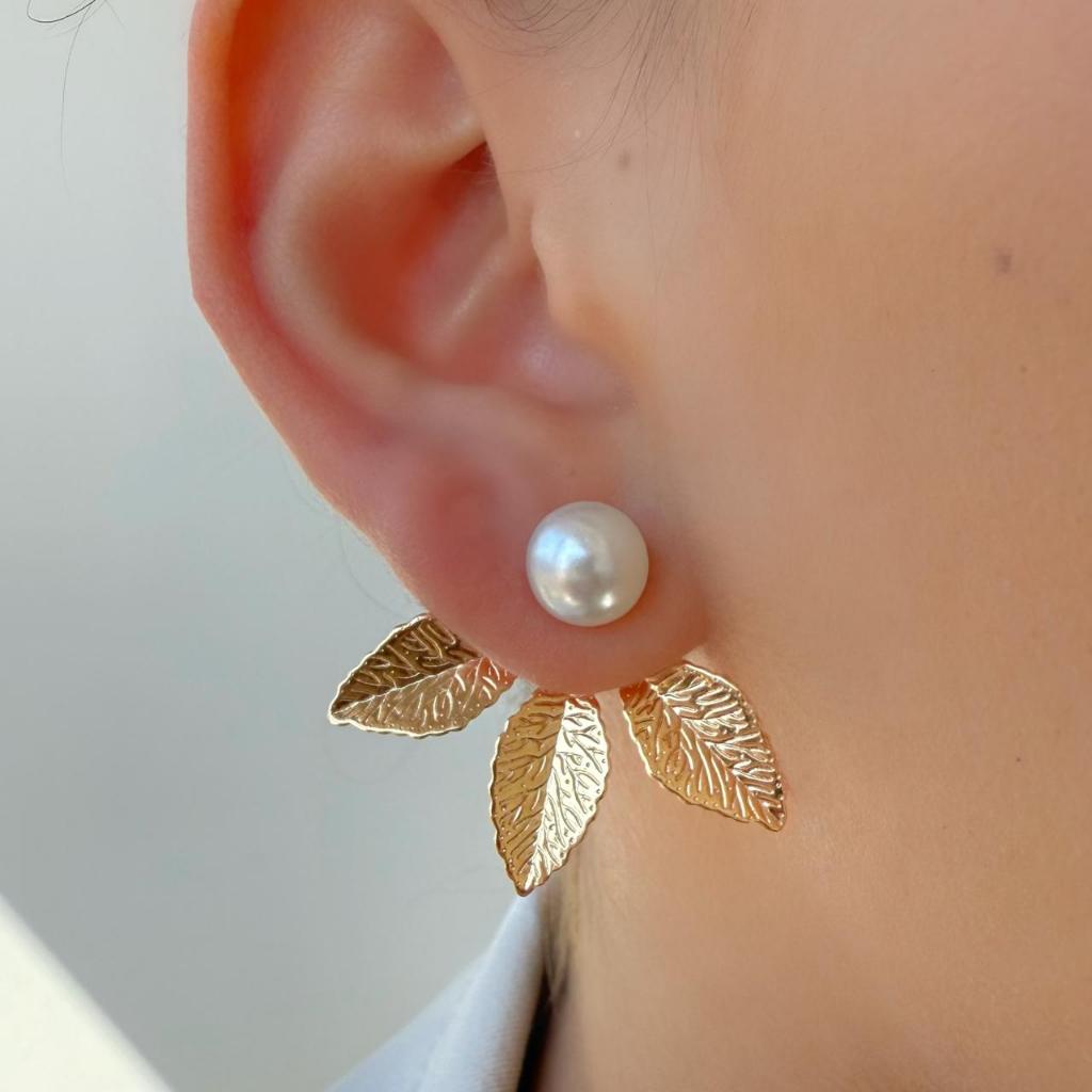 Brincos Feminino de Folha Dourado e Pérola banhado a ouro 18K em Oferta na Shopee