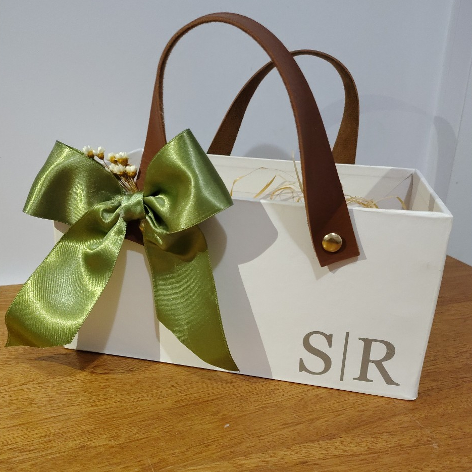 Caixa Cartonada com alça de couro sintético tipo cesta, perfeita para montar Lembrancinhas inesquecíveis!