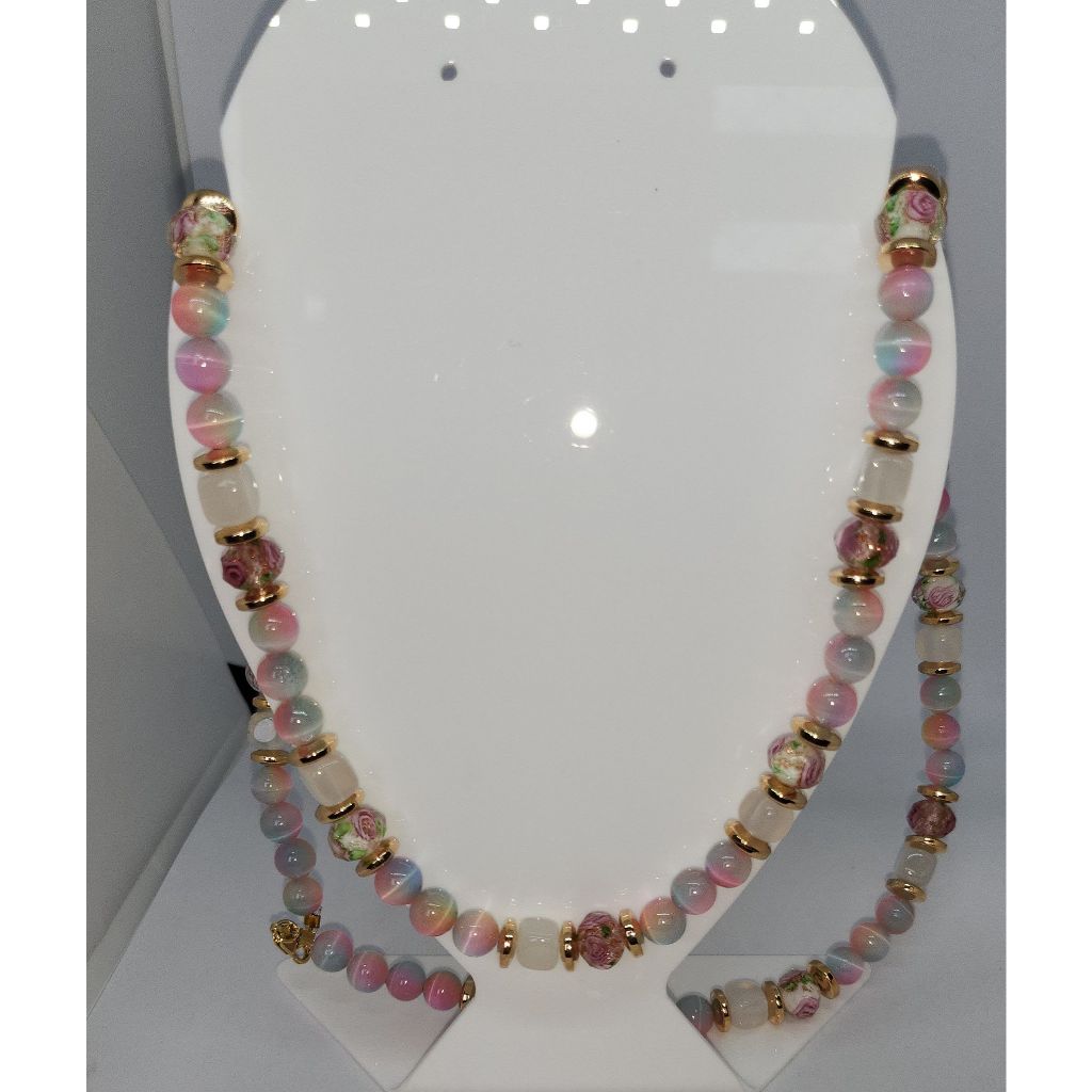 Colar em pedra da lua olho de gato e entremeios com miçangas confeccionas em murano metais banhado a ouro 70 cm