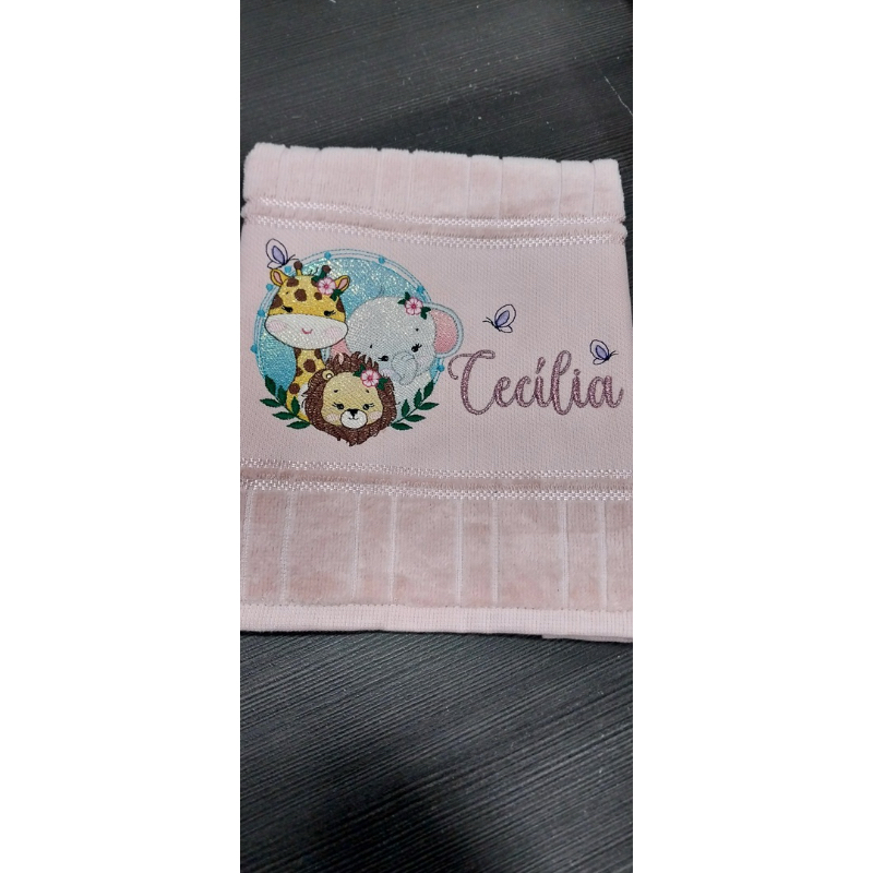 Toalhinha aveludada para boca Bordada com tema Safari menina