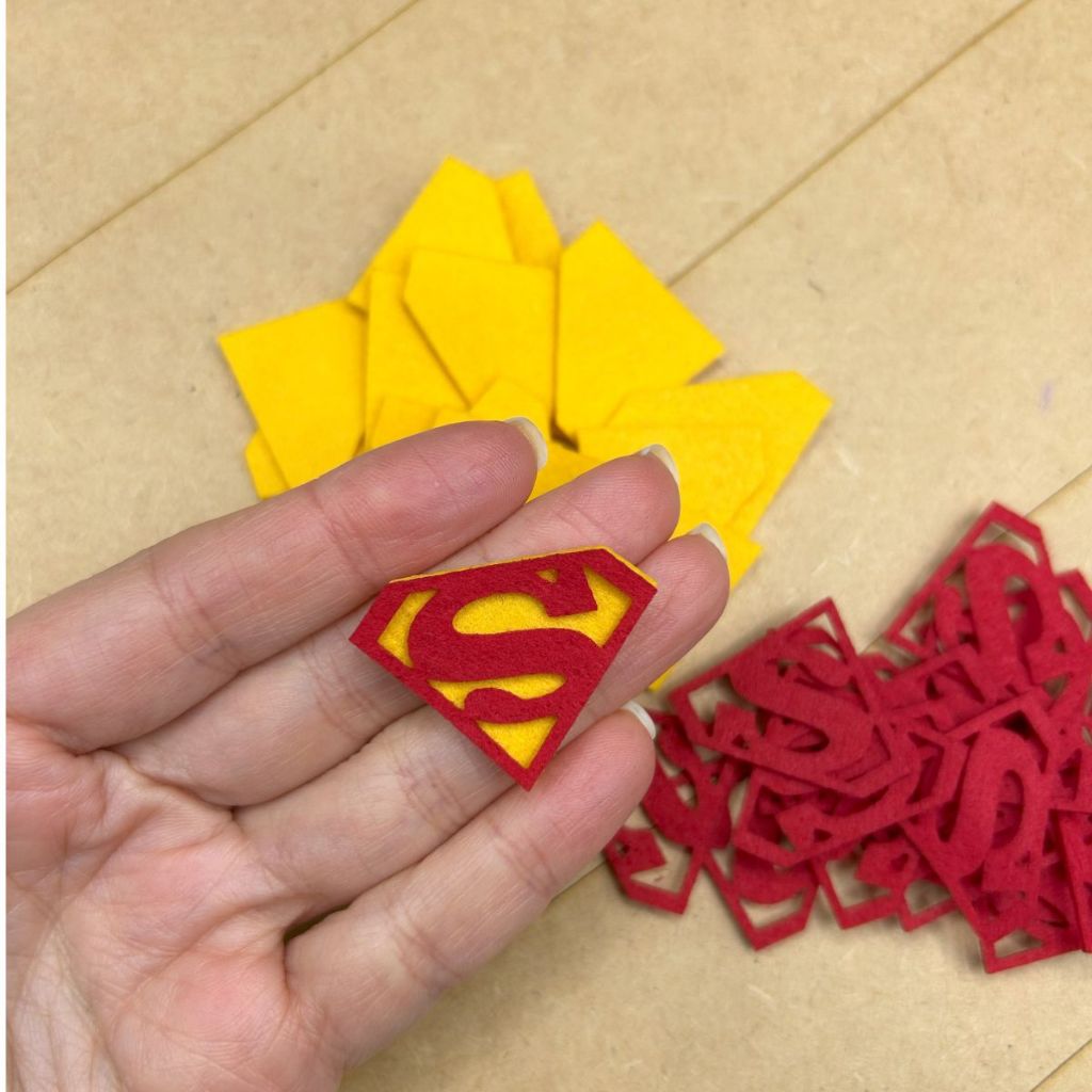 Símbolo superman de feltro 2,5cm -15 unidades aplique para artesanato