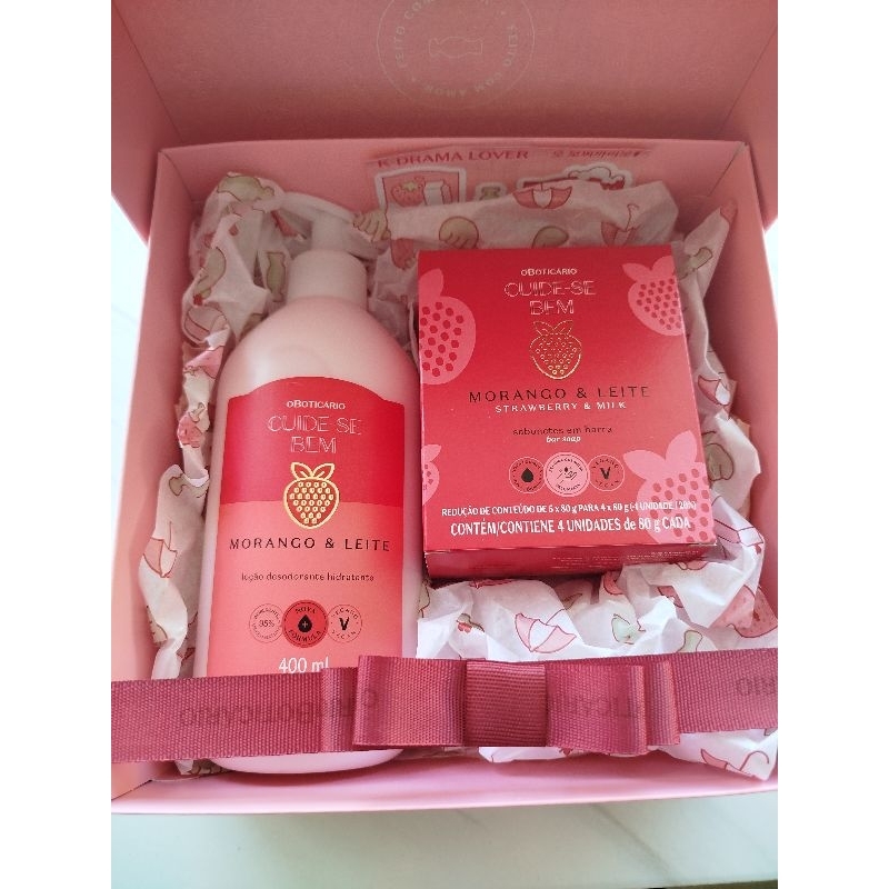 Morango &Leite kit Contém Loção Hidratante de 400ml e 4 Sabonetes em Barra Nesta linda Caixa de Presente.