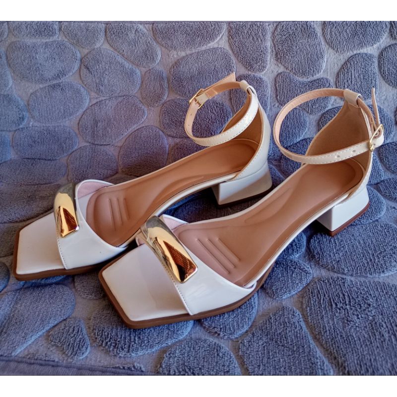 Sandália Feminina Salto Baixo Com Esfera obs: pedir um numero menor em Oferta na Shopee