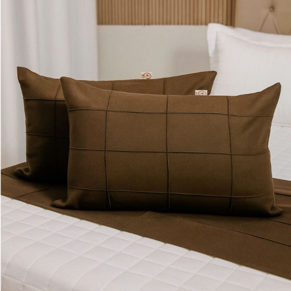 Kit Peseira Queen + 2 Capas de Almofada Baguete em Suede Drapeada