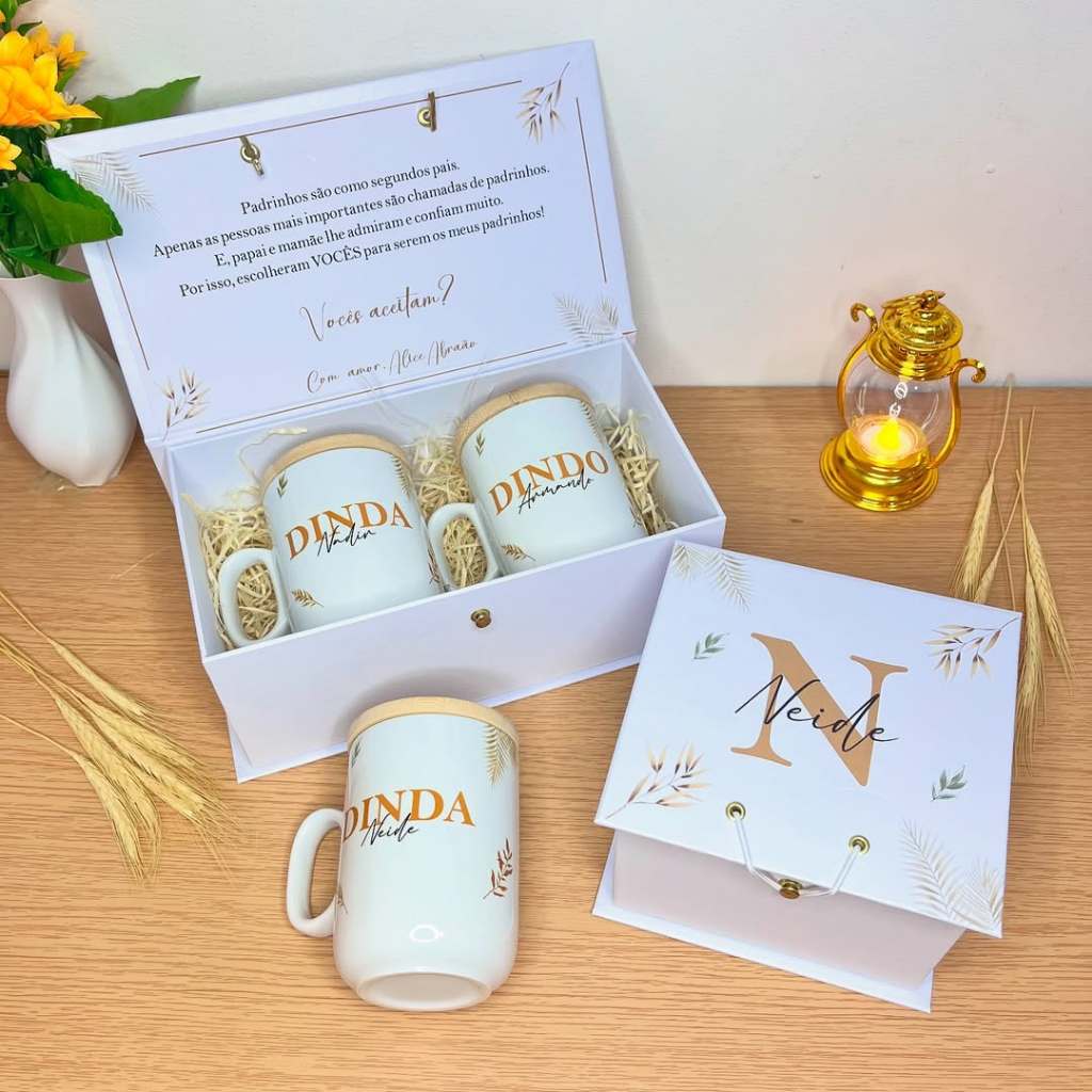 Caixa e 2 canecas para convite de padrinhos/madrinha/batismo/casamento  elástico tampa bambu 400ml branca dourada casal em Oferta na Shopee
