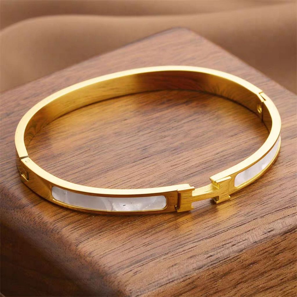 Pulseira de letras, nova moda, masculina e feminina, joias versáteis, madrepérola, aço inoxidável 18K, design de nicho,