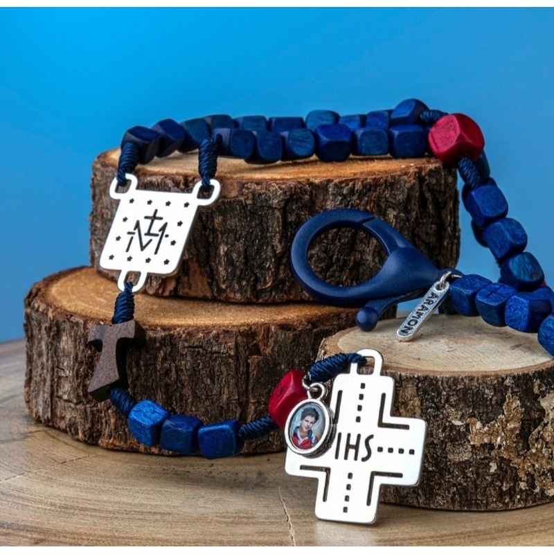 Terço Carlo Acutis em Madeira Imbuia 8mm Quadrado Azul c/ Mosquetão em Oferta na Shopee