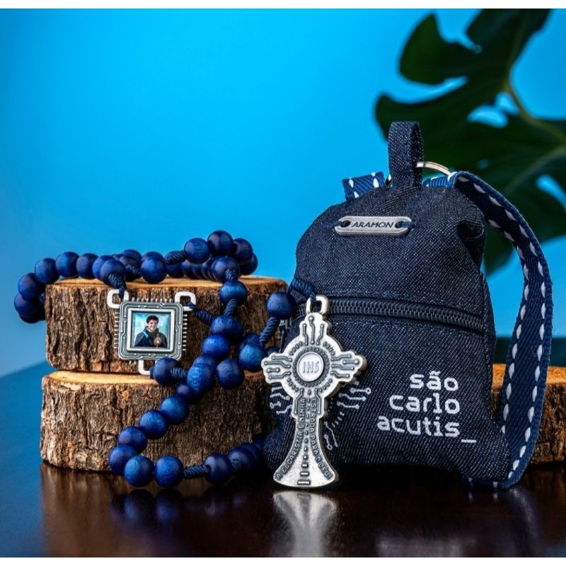 Terço Carlo Acutis em Madeira Imbuia 8mm c/mochila Azul Vermelho em Oferta na Shopee