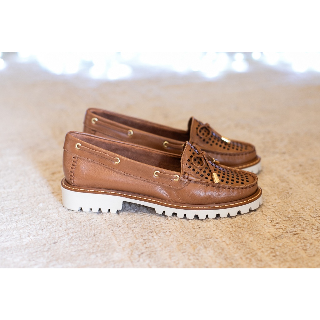 Mocassim Em Couro Legitimo Confortável Caramelo e Off white Sola Tratorada  antiderrapante Frente a Laser Vazado