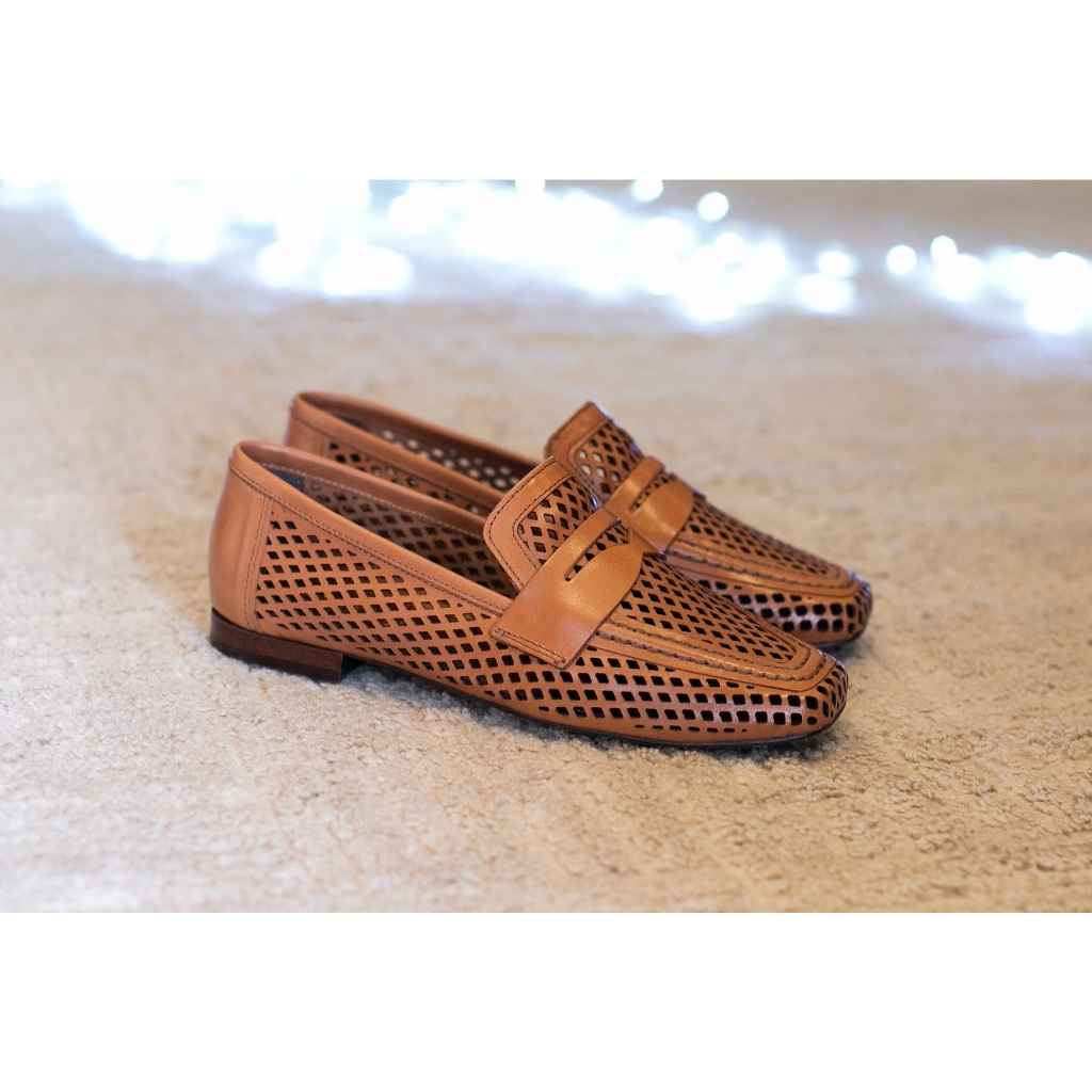 Mocassim Feminino Casual Confortável Bico quadrado Em Couro Legitimo Caramelo e Dourado com Detalhes a Laser Vazado