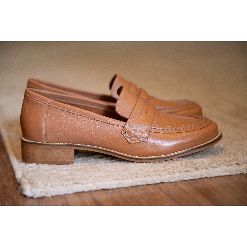 Mocassim Clássico Casual Feminino em Couro Legitimo Confortável cor Caramelo e Prata velha Gravata Social
