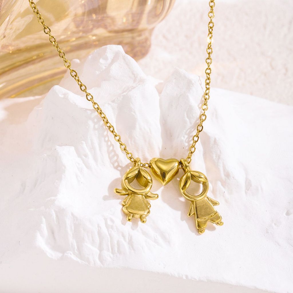Nova joia de aço inoxidável 18K Amazon cross-border menino menina família pingente colar banhado a ouro amor clavícula c em Oferta na Shopee