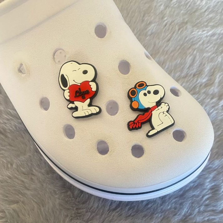 Par ou Unidade  Pins/Bottons Emborrachados Para Babuche - Snoopy em Oferta na Shopee