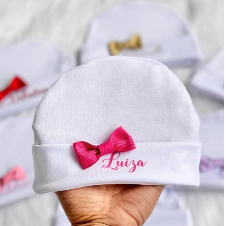 Touca bebê com o nome personalizado | Touquinha Saída Maternidade | Touca para Bebê Menina e Menino. em Oferta na Shopee