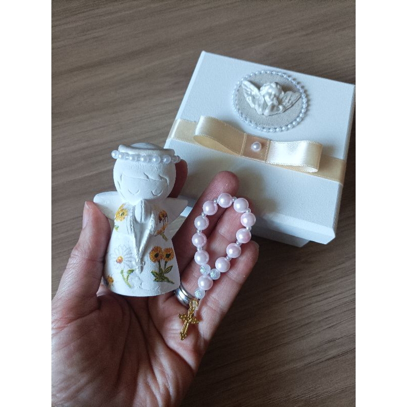 Caixa MDF 10x10 com anjinho estampado, mini terço e mensagem personalizada