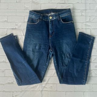 calça jeans feminina cor escura original zune 40, calça jeans levanta bumbum 40, calça jeans lycra feminino 40 (bazar)