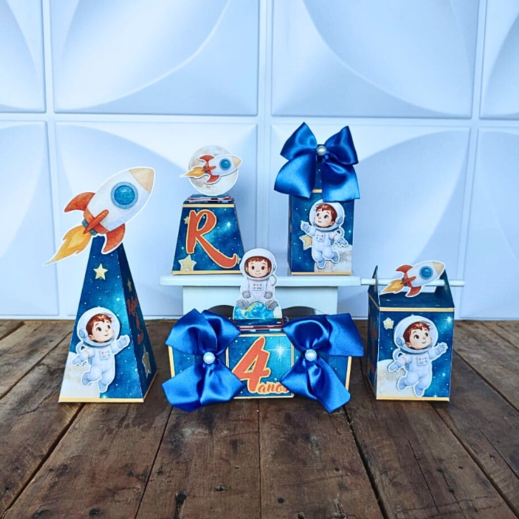 Kit de Caixinhas Personalizadas com Aplique 3D/Lembrancinhas de Aniversário/Decoração de Festa/Tema Astronauta Aquarela.