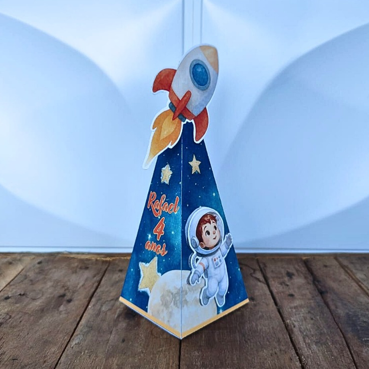 Caixa Pirâmide Avulsa Personalizada c/Aplique 3D/Lembrancinha de Aniversário/Decoração de Festa/Tema Astronauta Aquarela