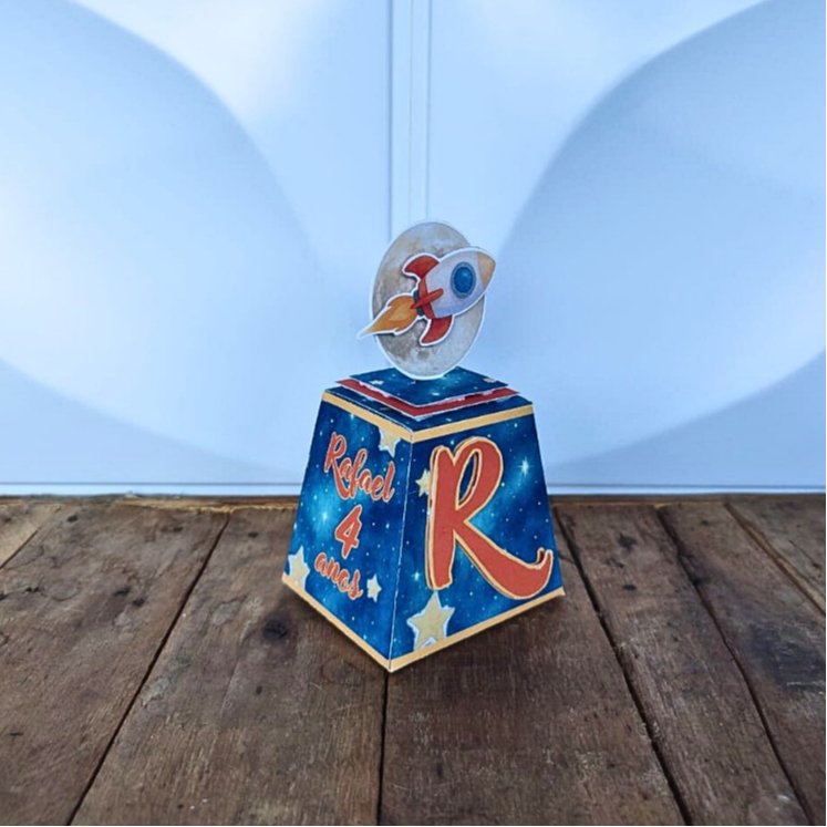 Caixa Trapézio Avulsa Personalizada c/Aplique 3D/Lembrancinha de Aniversário/Decoração de Festa/Tema Astronauta Aquarela