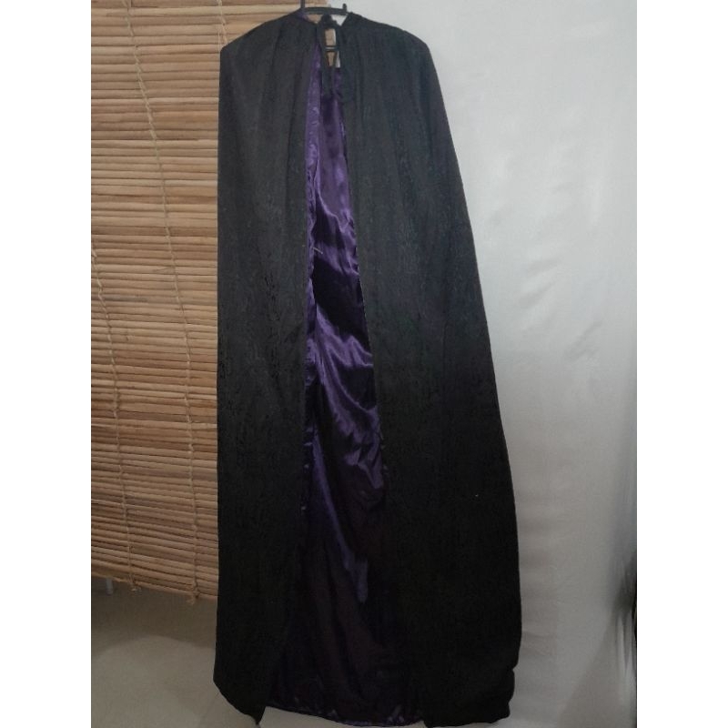 Capa preta com roxo com capuz