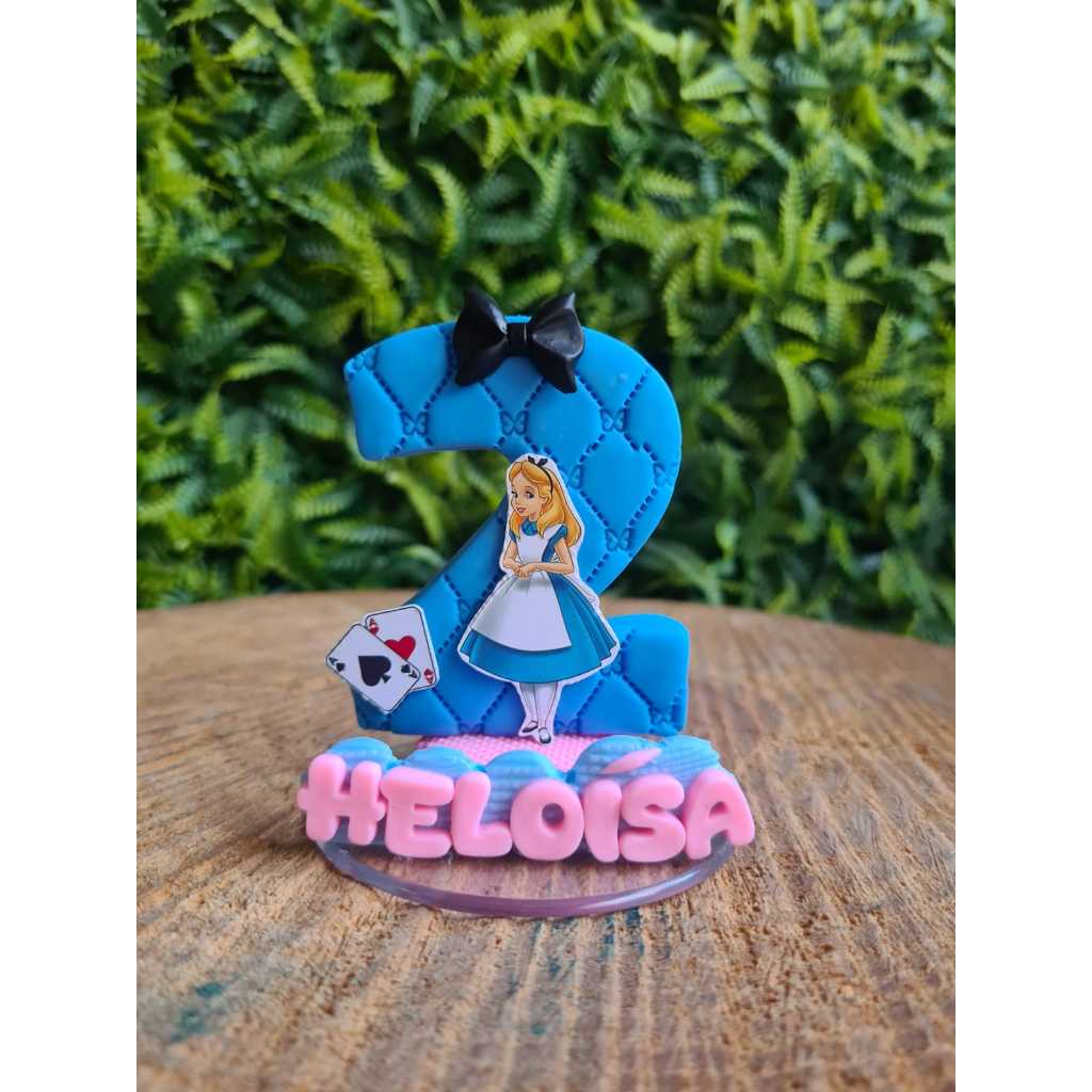 VELA DE BISCUIT ALICE PAIS DAS MARAVILHA COM NOME E PAVIO