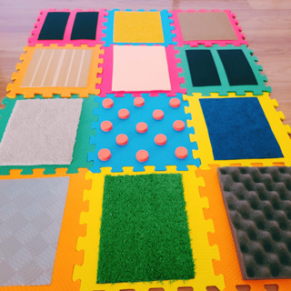 TATAME PLACA SENSORIAL TAPETE com TEXTURAS / Brinquedo sensorial para estimulação em Oferta na Shopee