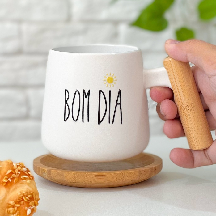 Caneca Bom Dia de cerâmica Branca com alça de bambu 380ml em Oferta na Shopee