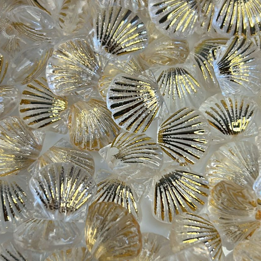 Entremeio Concha Transparente Dourada Passante 10mm P/Pulseiras Brinco