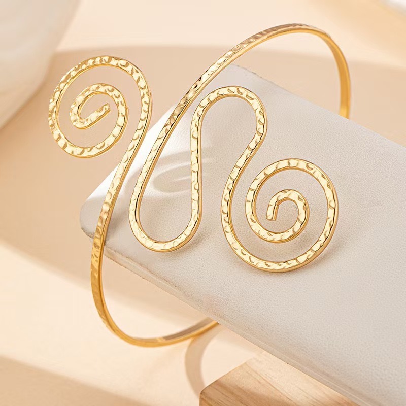 Braçadeira ajustável de venda quente com fio espiral, pulseira de empilhamento, padrão simples, joias internacionais, pu em Oferta na Shopee