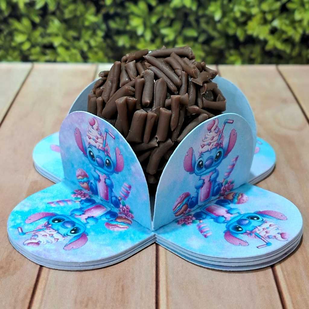 Forminhas 4 Pétalas Personalizada para Doces Brigadeiro, Aniversário, Festa Stitch Doce