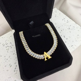 COLAR CHOKER LETRA PERSONALIZADA RIVIERA + CAIXINHA DE VELUDO em Oferta na Shopee