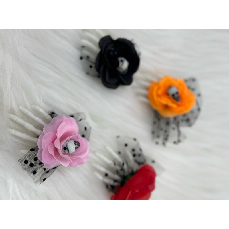 Presilha Halloween Mão de Esqueleto com Flor e Tule – Acessório Fantasia Gótica ou Caveira Mexicana