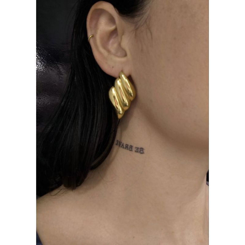 Brinco feminino dourado aço inoxidável acessório elegante com tarraxa