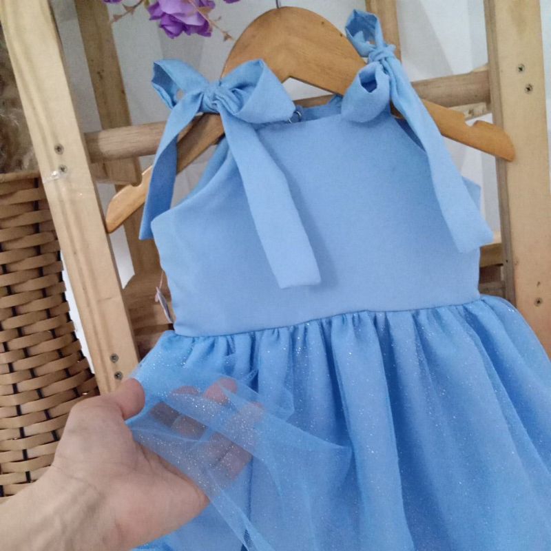 vestido infantil azul amarar no ombro