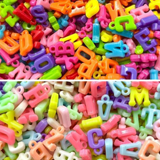 Pingente Letrinha Colorida Leitosa Passante 14x10mm P/Pulseira Colar em Oferta na Shopee