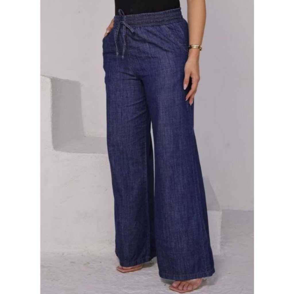 Calça Sarja Estilo Jeans com Cintura de Elástico, bolsos frontais e Caimento Amplo Pantalona