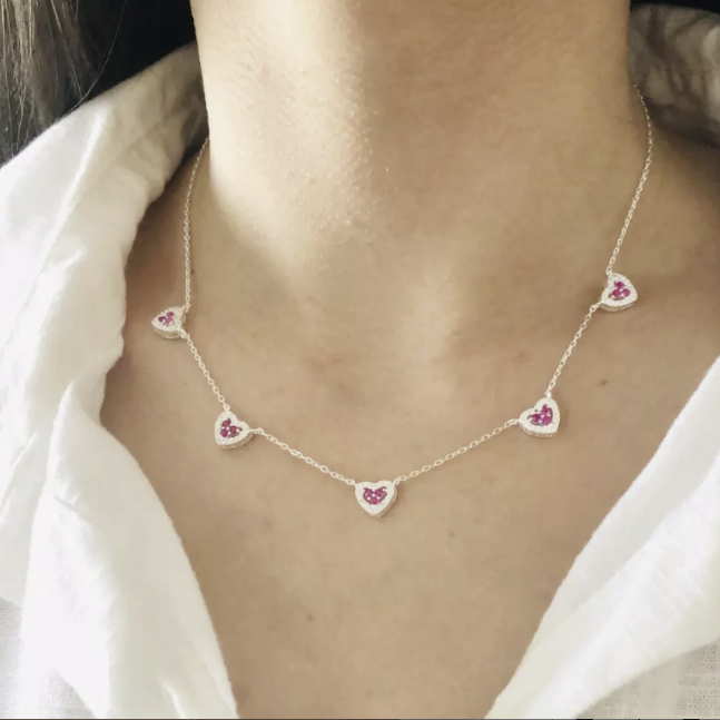 Gargantilha em prata 925 corações zircônia cravejada rosa Com amor, May Joias
