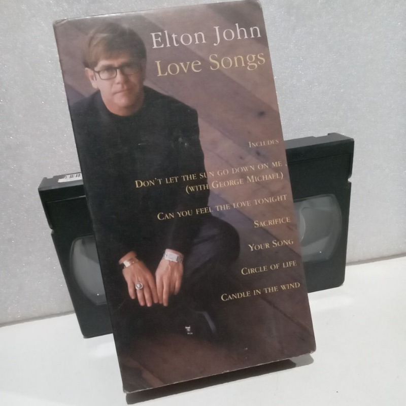 VHS ELTON JOHN -LOVE SONGS