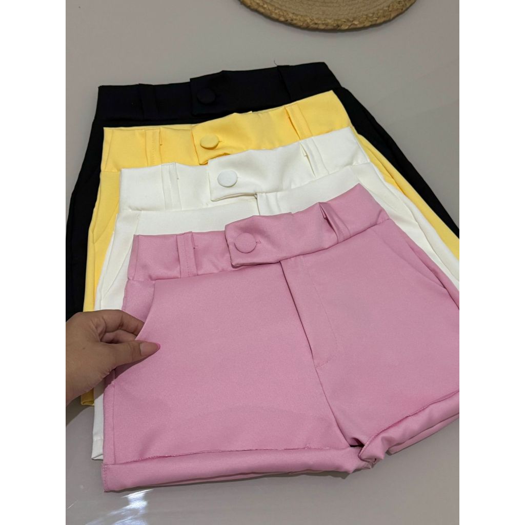 Short em Alfaiataria com Botão encapado, zíper e bolso short feminino curto social