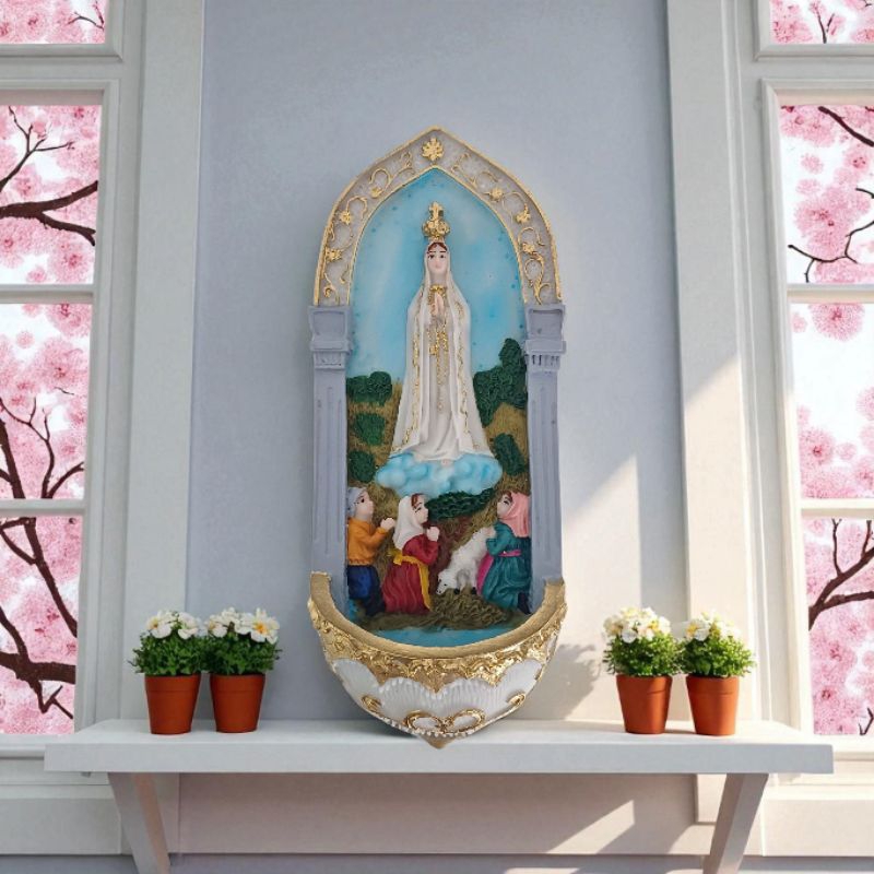 Imagem de Nossa Senhora de Fátima com Pastores pia porta água benta de parede com alça metálica 16cm em Resina