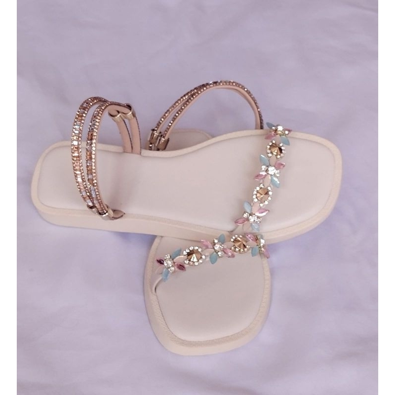 sandália rasteira feminina com enfeite. em Oferta na Shopee