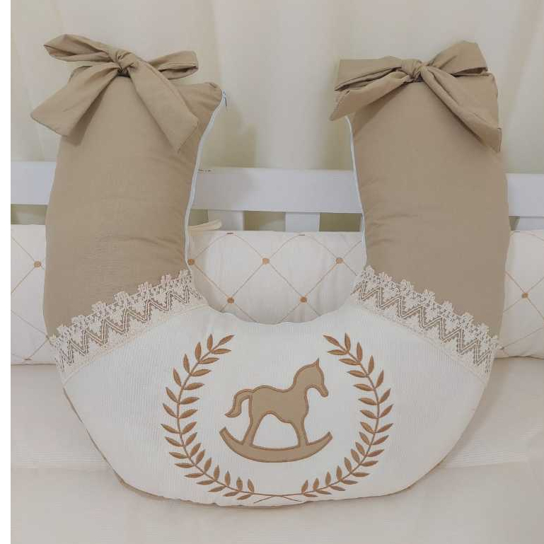 ALMOFADA AMAMENTAÇÃO PALHA LATERAL EM BEGE DETALHE GRIPIER PALHA LAÇOS BEGE - BORDADO CAVALINHO BEGE
